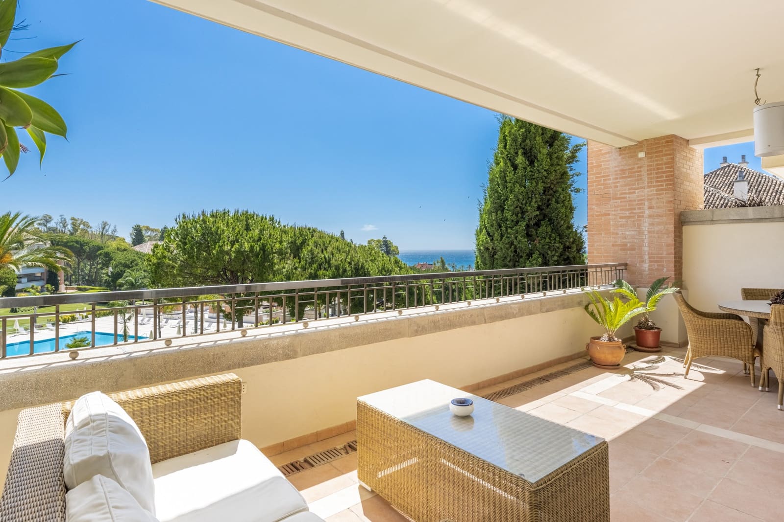 Apartamento de 2 habitaciones en Marbella en alquiler con piscina garaje - 4.500 € (Ref: 10061000)