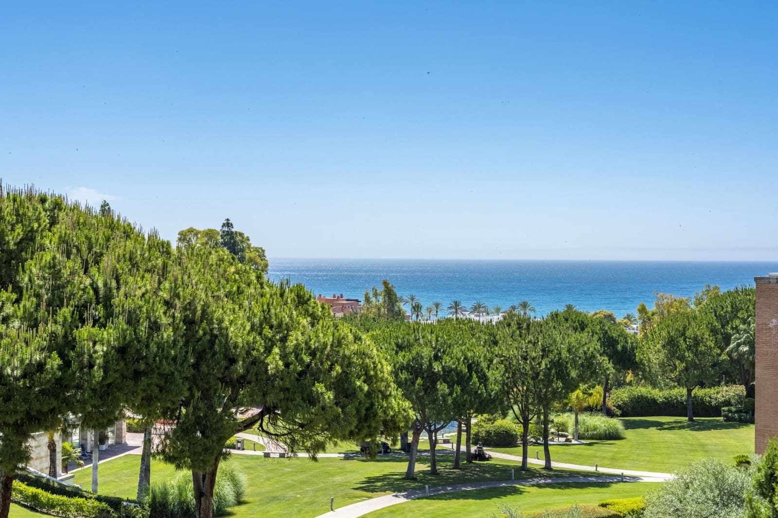 Apartamento de 2 habitaciones en Marbella en alquiler con piscina garaje - 4.500 € (Ref: 10061000)