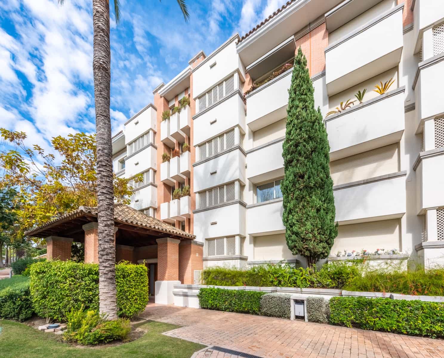 Apartamento de 2 habitaciones en Marbella en alquiler con piscina garaje - 4.500 € (Ref: 10061000)