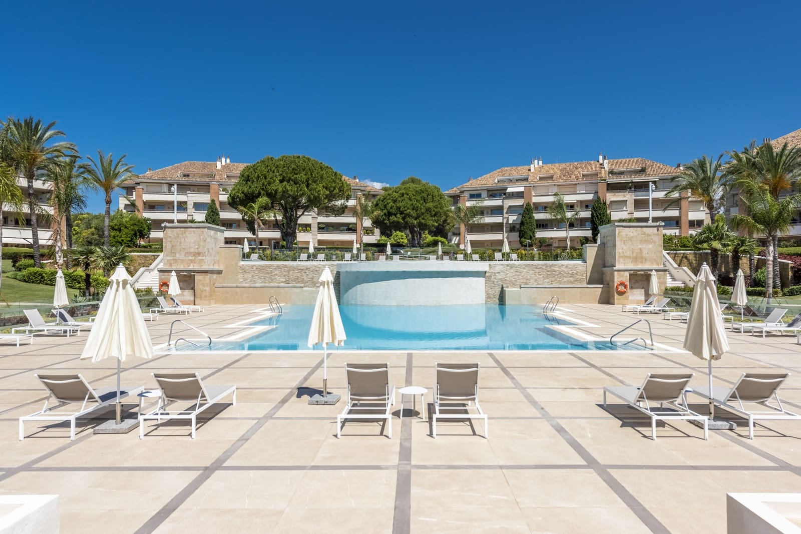Apartamento de 2 habitaciones en Marbella en alquiler con piscina garaje - 4.500 € (Ref: 10061000)