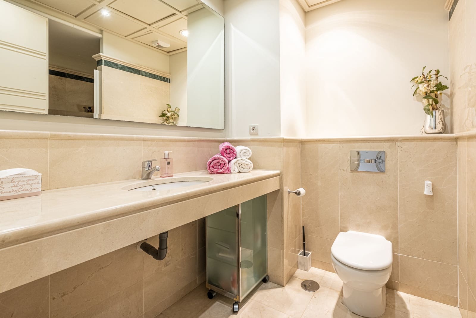 Apartamento de 2 habitaciones en Marbella en alquiler con piscina garaje - 4.500 € (Ref: 10061000)