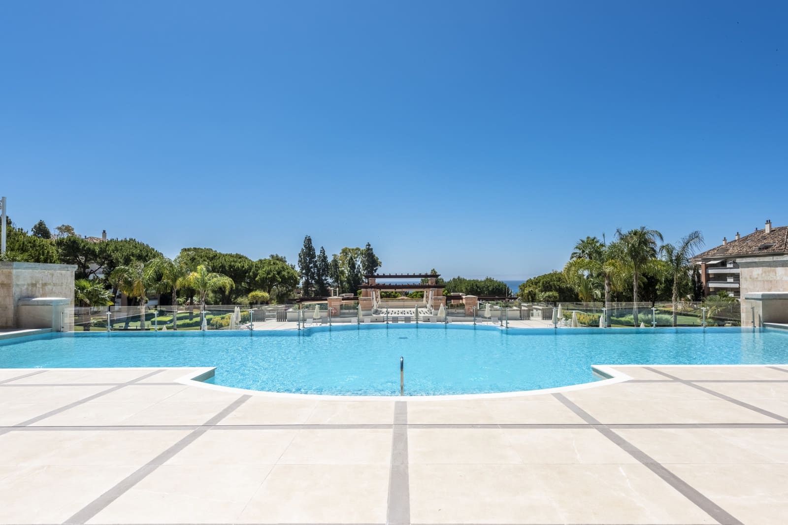 Apartamento de 2 habitaciones en Marbella en alquiler con piscina garaje - 4.500 € (Ref: 10061000)