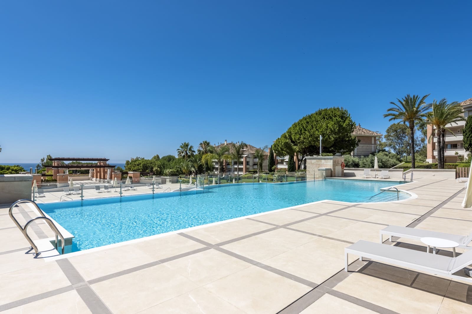 Apartamento de 2 habitaciones en Marbella en alquiler con piscina garaje - 4.500 € (Ref: 10061000)