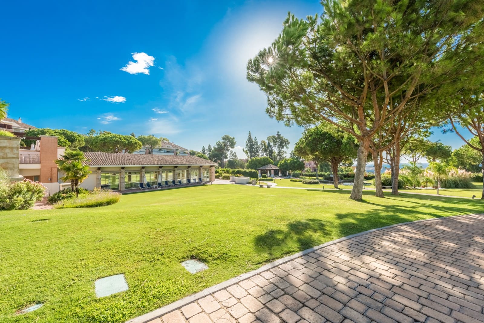Apartamento de 2 habitaciones en Marbella en alquiler con piscina garaje - 4.500 € (Ref: 10061000)