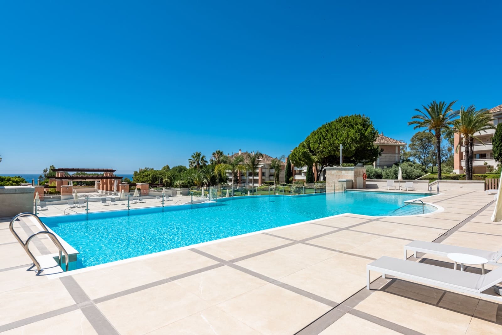Apartamento de 2 habitaciones en Marbella en alquiler con piscina garaje - 4.500 € (Ref: 10061000)
