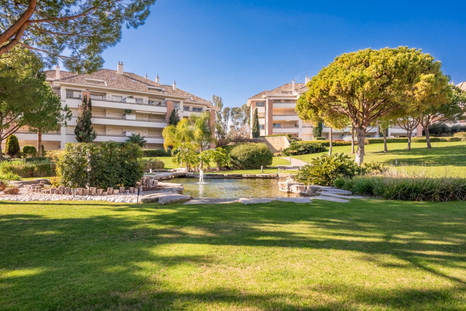 Apartamento de 2 habitaciones en Marbella en alquiler con piscina garaje - 4.500 € (Ref: 10061000)