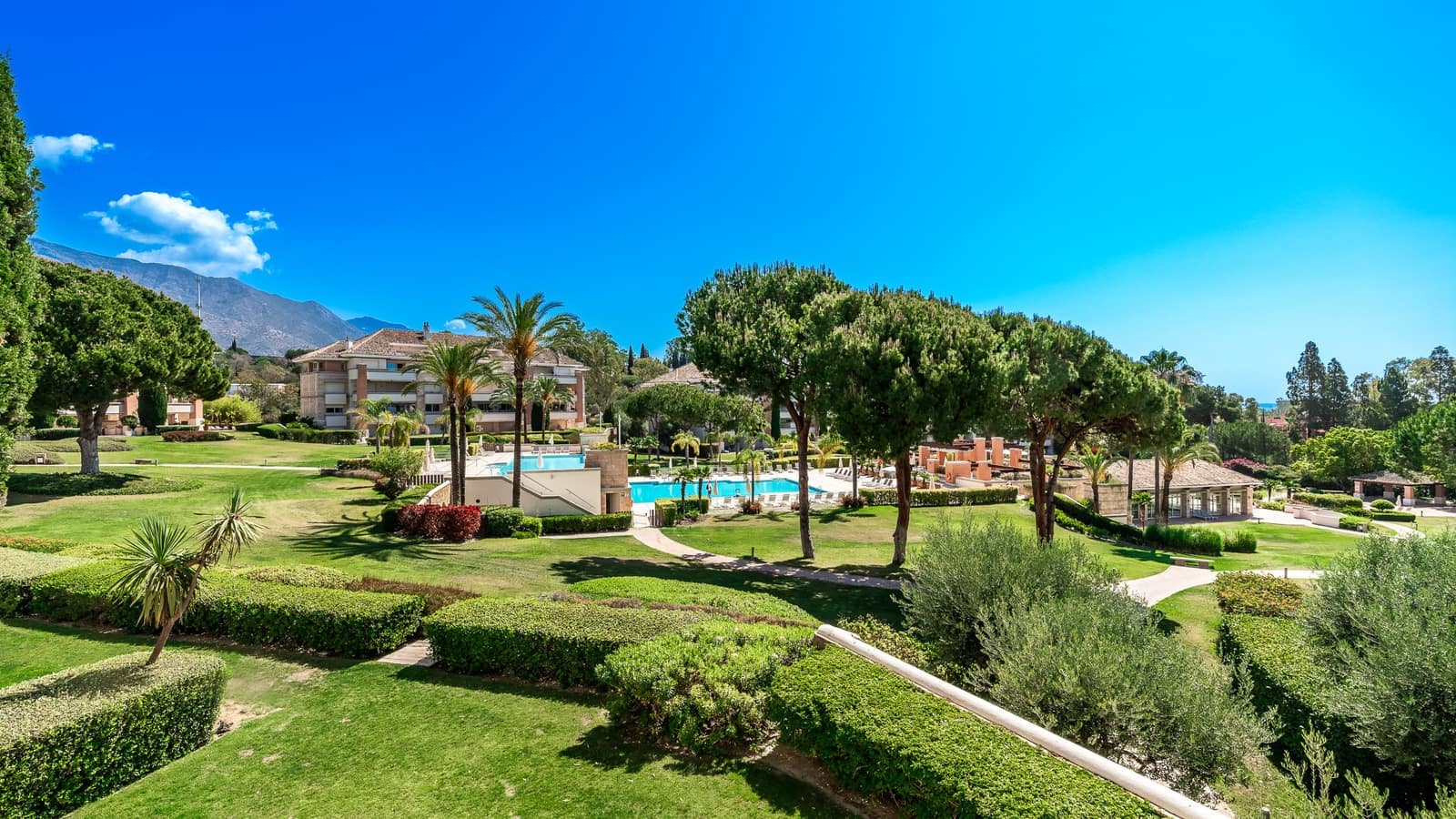 Apartamento de 2 habitaciones en Marbella en alquiler con piscina garaje - 4.500 € (Ref: 10061000)