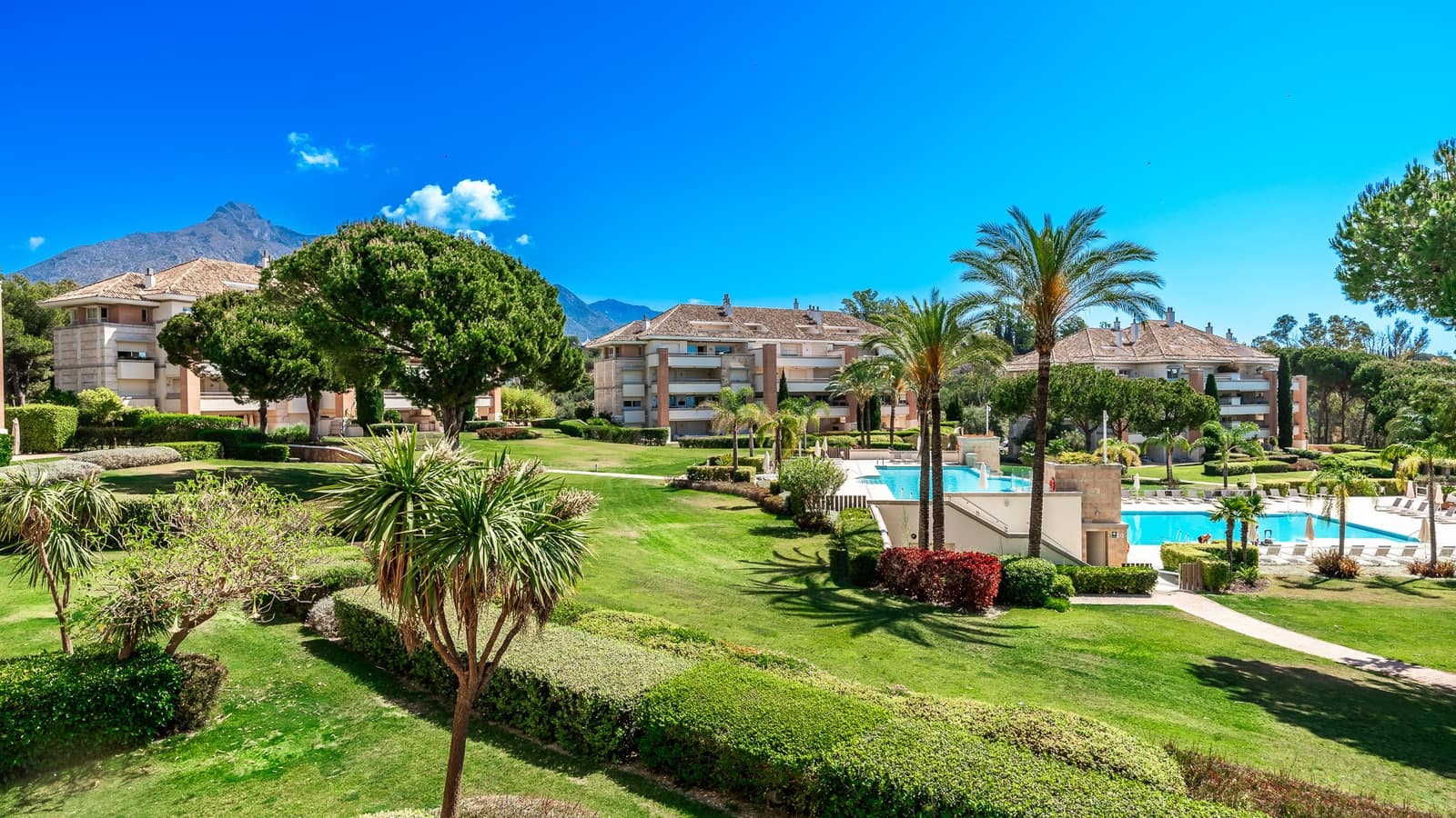 Apartamento de 2 habitaciones en Marbella en alquiler con piscina garaje - 4.500 € (Ref: 10061000)