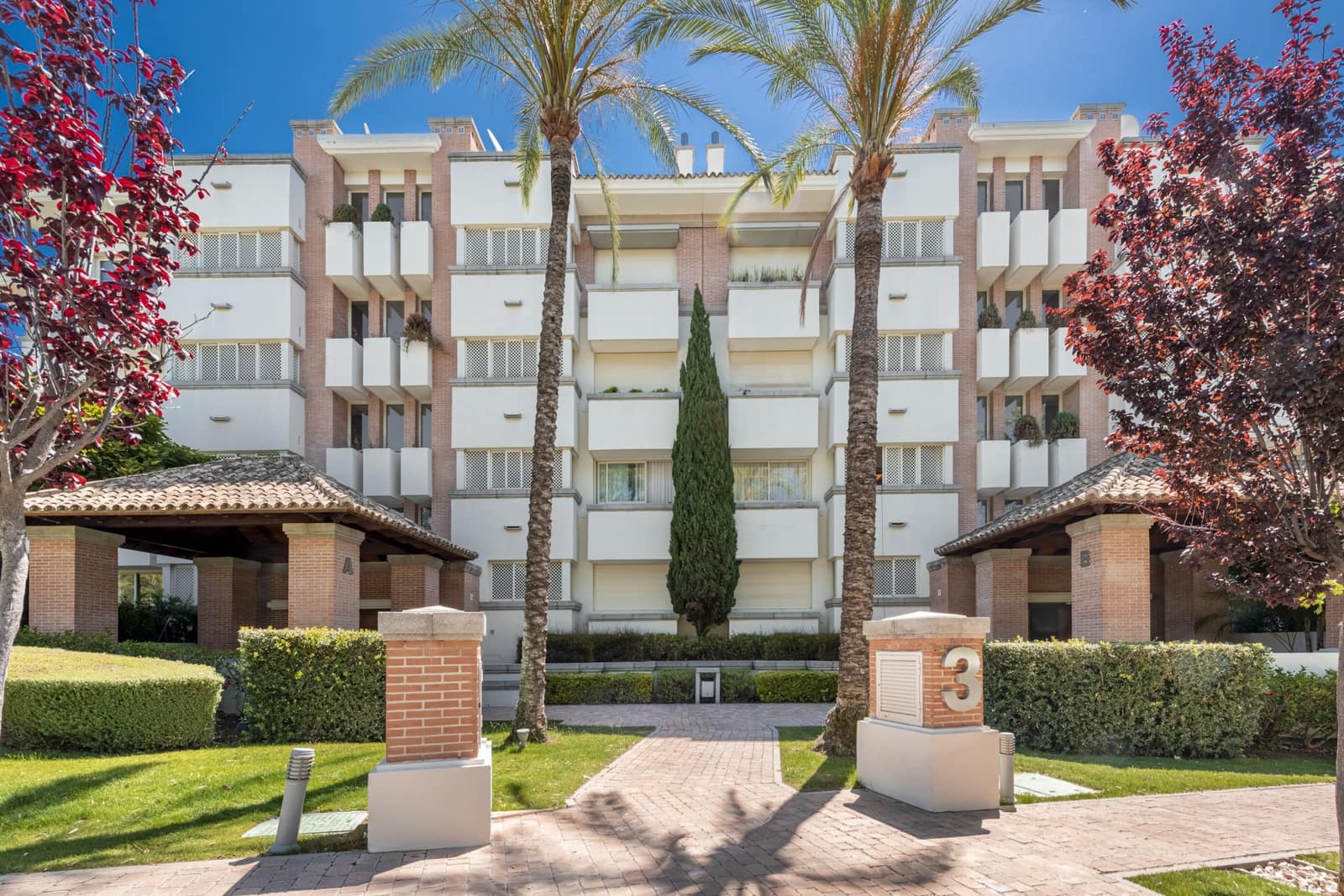 Apartamento de 2 habitaciones en Marbella en alquiler con piscina garaje - 4.500 € (Ref: 10061000)