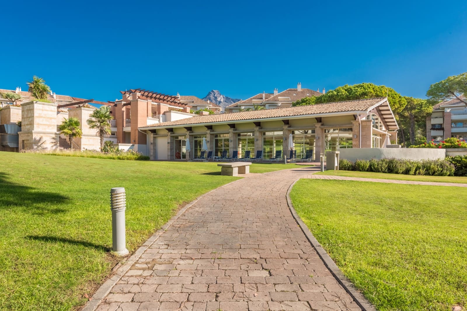 Apartamento de 2 habitaciones en Marbella en alquiler con piscina garaje - 4.500 € (Ref: 10061000)