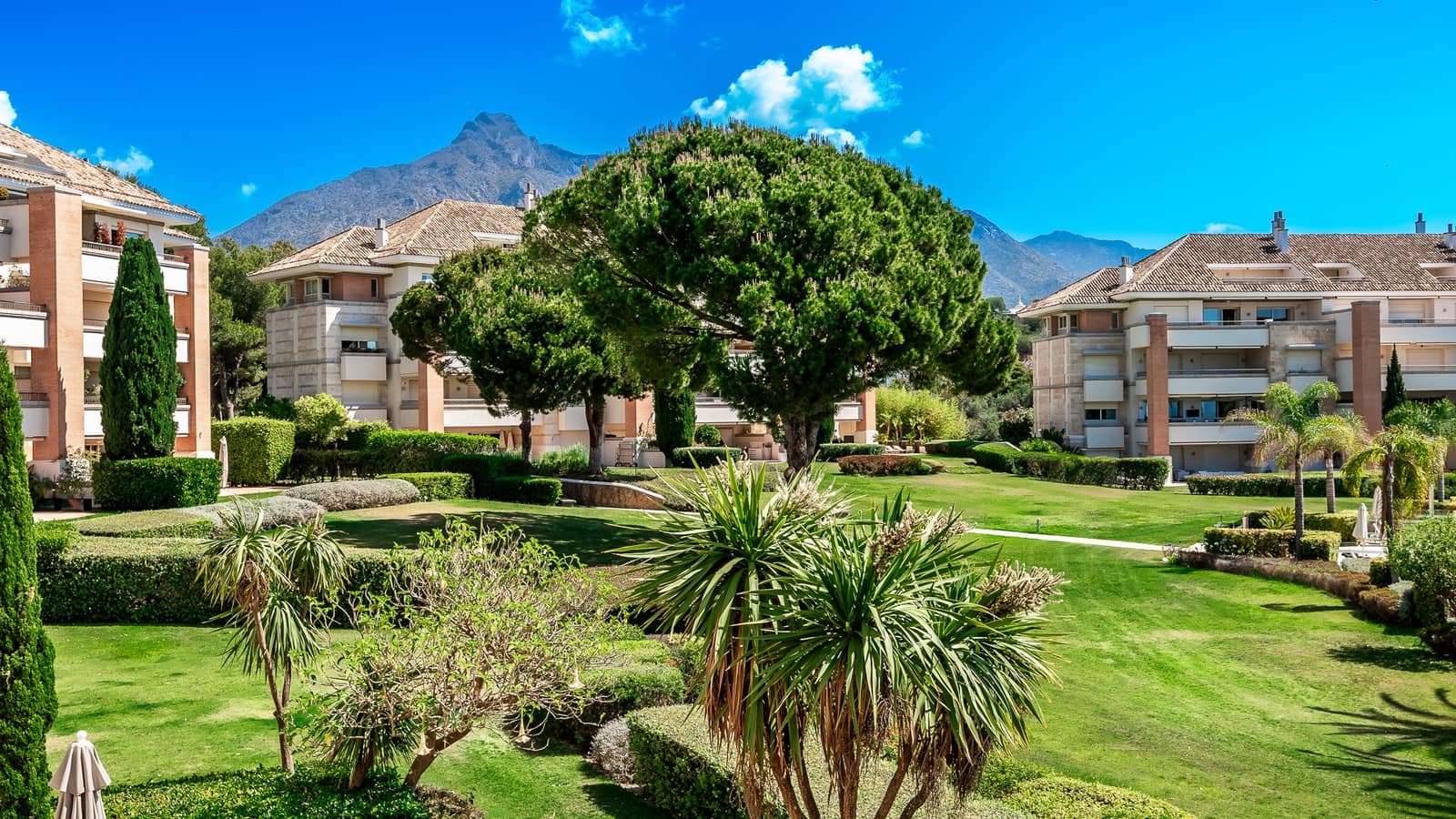 Apartamento de 2 habitaciones en Marbella en alquiler con piscina garaje - 4.500 € (Ref: 10061000)