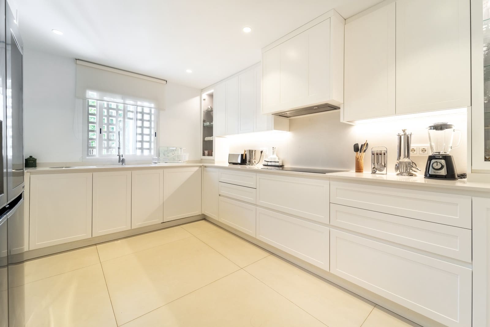2 slaapkamer Appartement te huur in Marbella met zwembad garage - € 8.500 (Ref: 10062632)