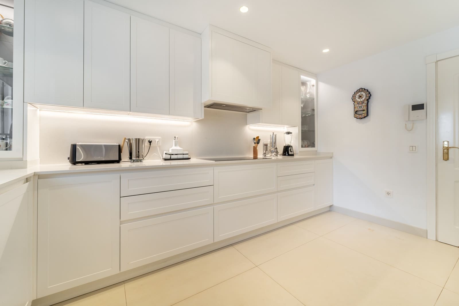 2 slaapkamer Appartement te huur in Marbella met zwembad garage - € 8.500 (Ref: 10062632)