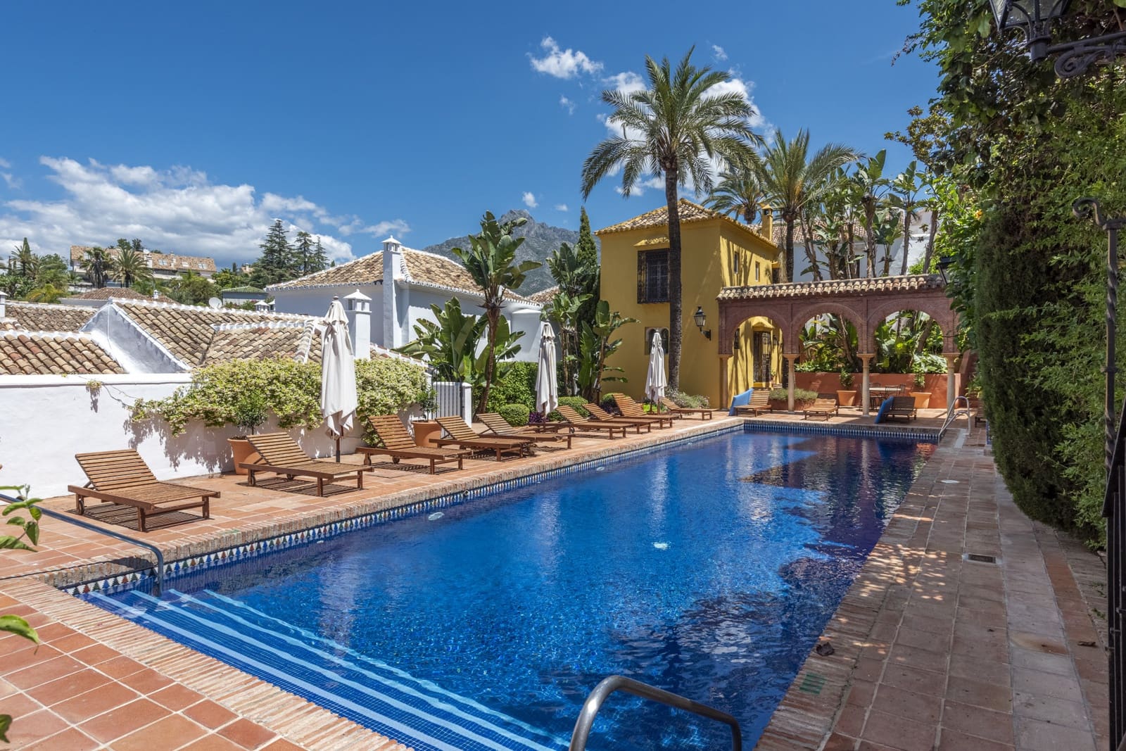 2 chambre Maison de Ville à vendre à Marbella avec piscine - 1 695 000 € (Ref: 10100094)