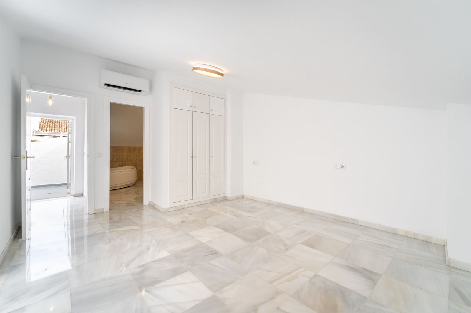 3 bedroom Townhouse for sale in Marbella with pool garage - € 1,650,000 (Ref: 10135916)