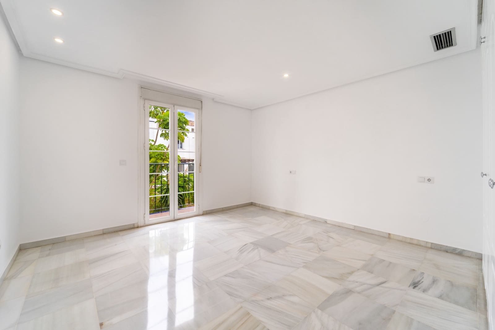 3 bedroom Townhouse for sale in Marbella with pool garage - € 1,650,000 (Ref: 10135916)