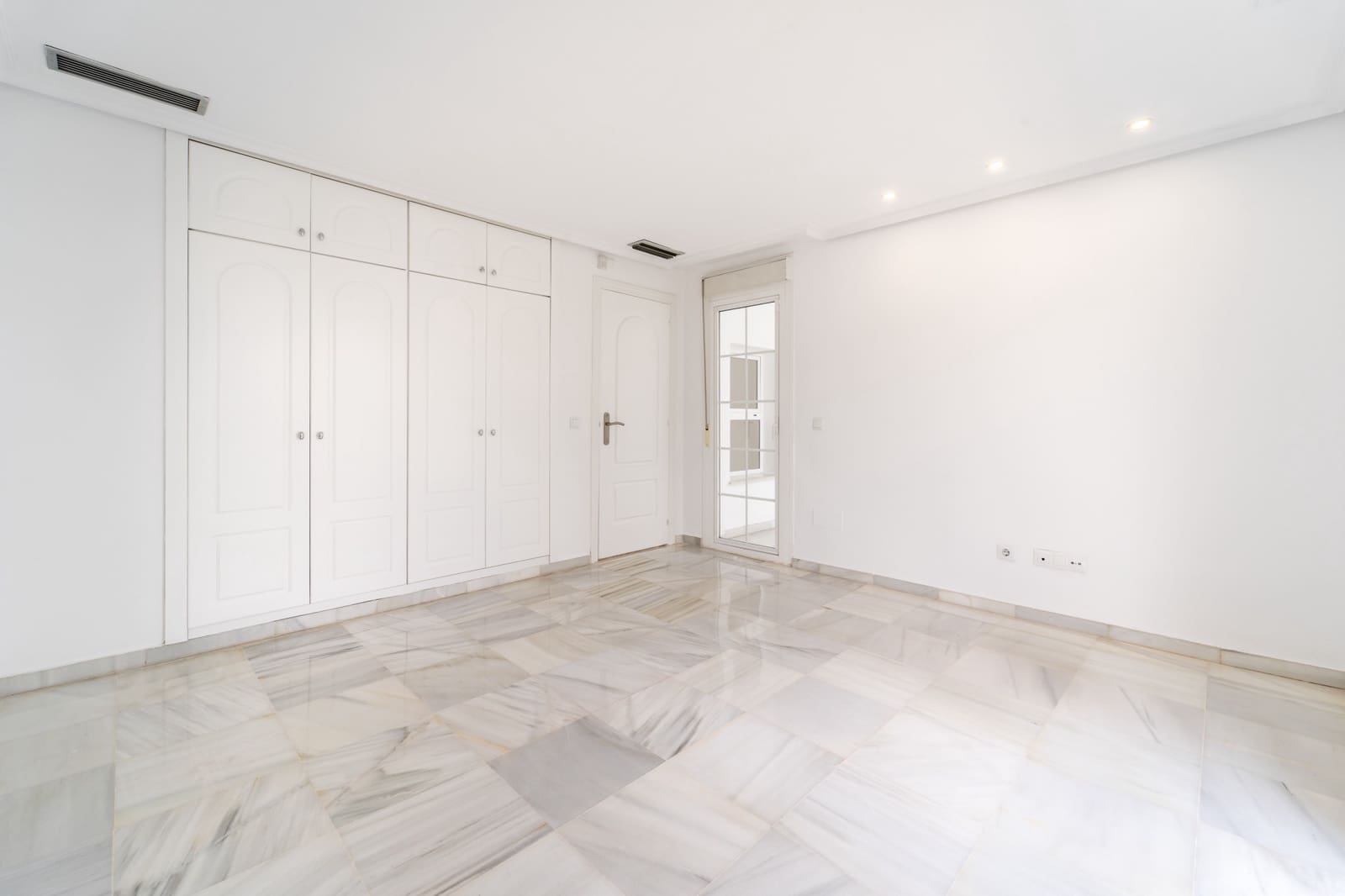 3 bedroom Townhouse for sale in Marbella with pool garage - € 1,650,000 (Ref: 10135916)