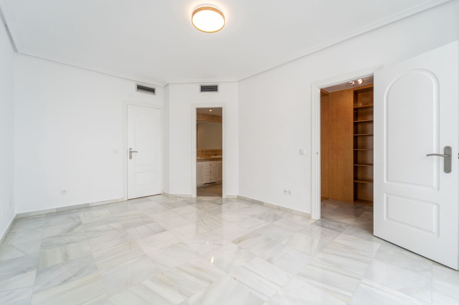 3 bedroom Townhouse for sale in Marbella with pool garage - € 1,650,000 (Ref: 10135916)