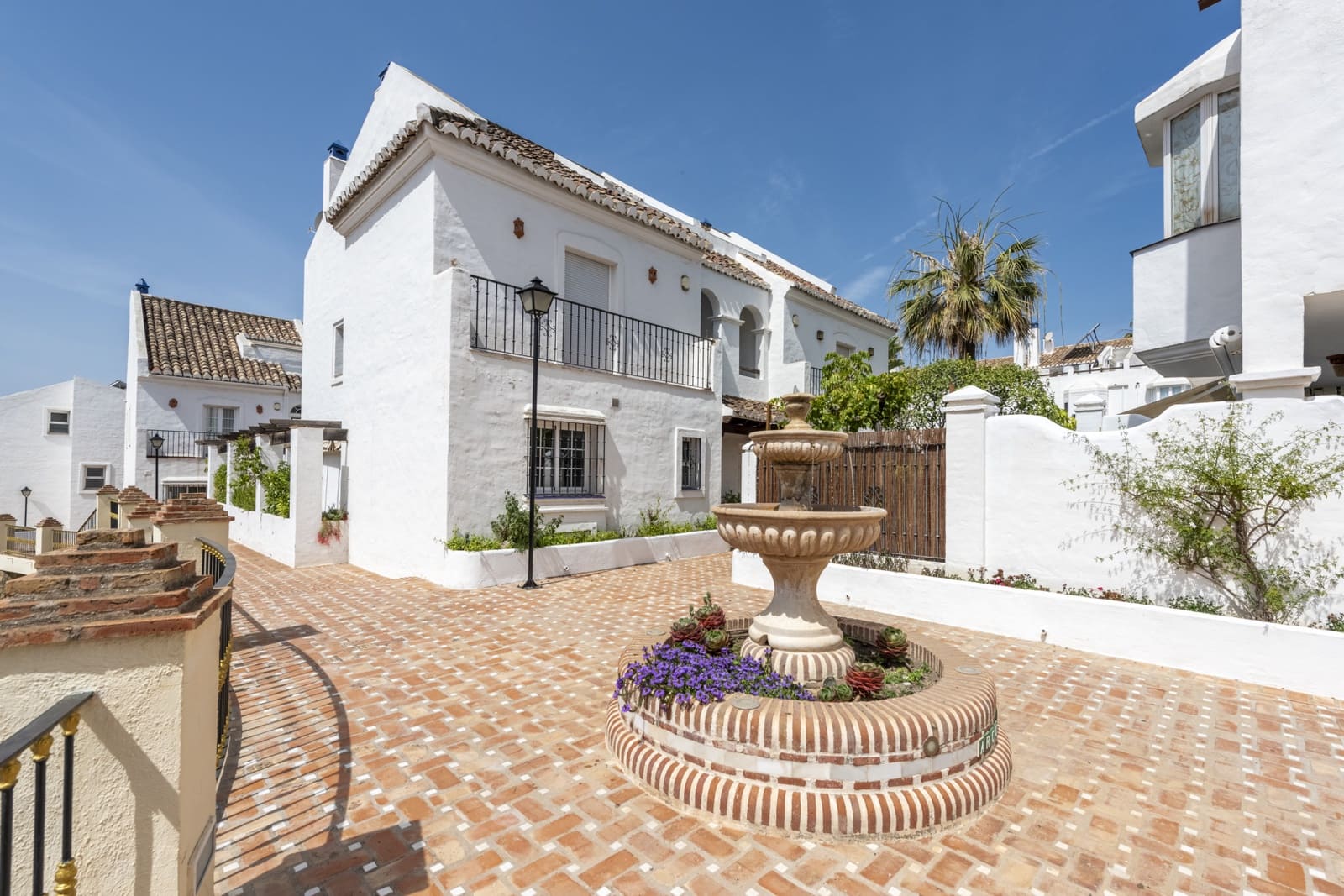 3 bedroom Townhouse for sale in Marbella with pool garage - € 1,650,000 (Ref: 10135916)