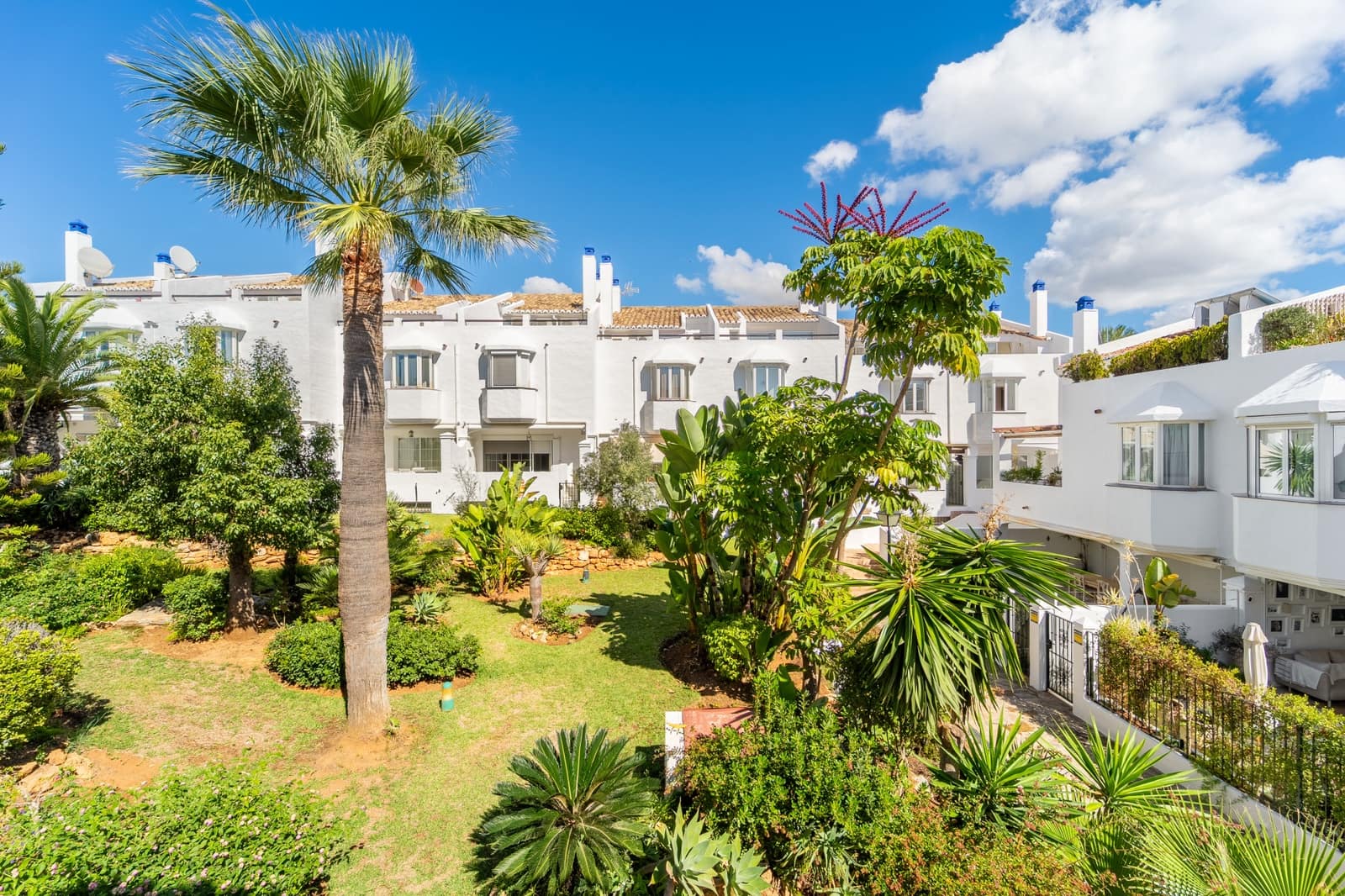 3 bedroom Townhouse for sale in Marbella with pool garage - € 1,650,000 (Ref: 10135916)