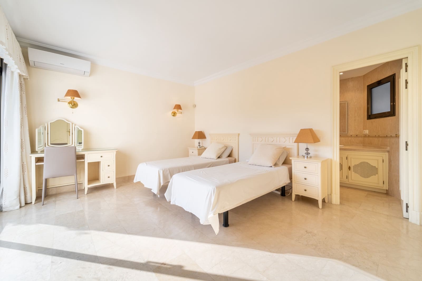 4 chambre Villa/Maison à vendre à Marbella avec piscine garage - 1 990 000 € (Ref: 10139386)