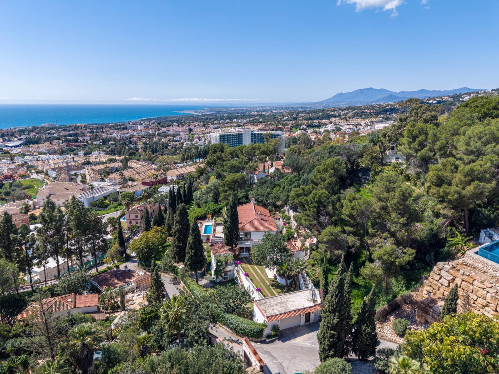 6 Zimmer Villa zu verkaufen in Marbella mit Pool Garage - 2.095.000 € (Ref: 10139387)