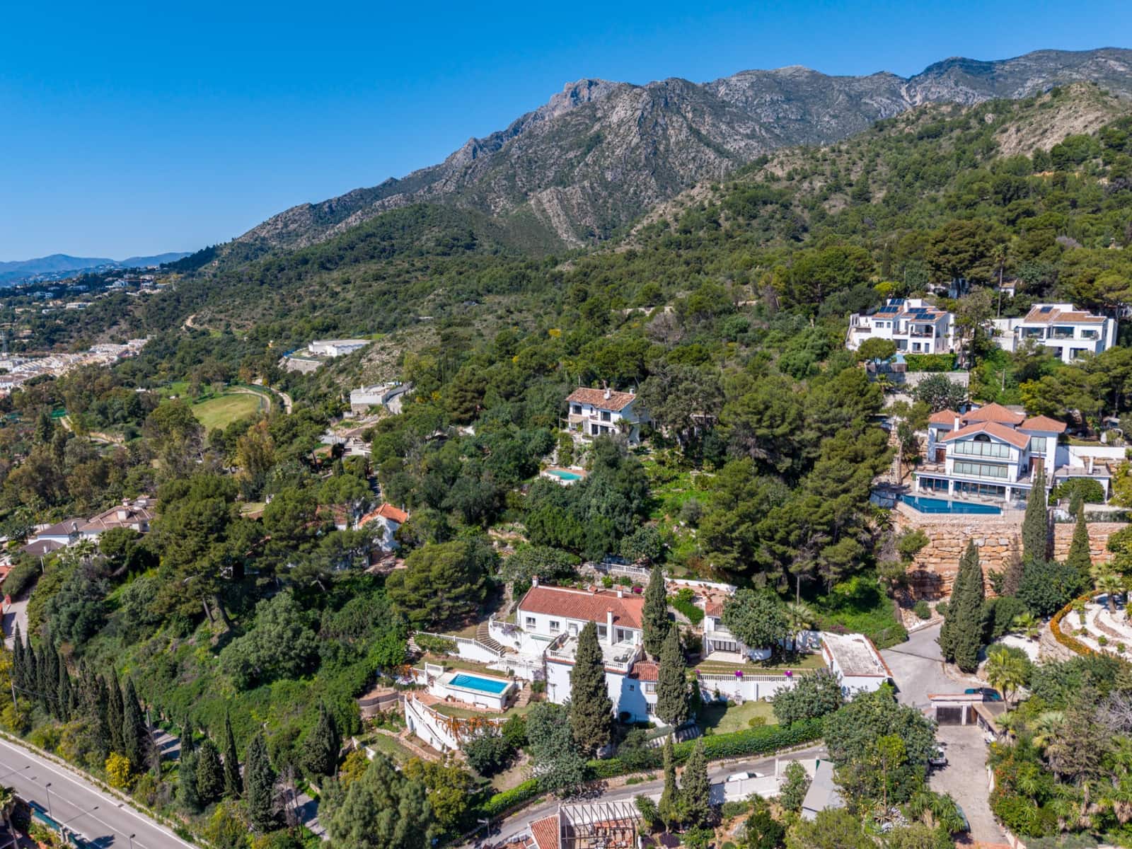6 Zimmer Villa zu verkaufen in Marbella mit Pool Garage - 2.095.000 € (Ref: 10139387)