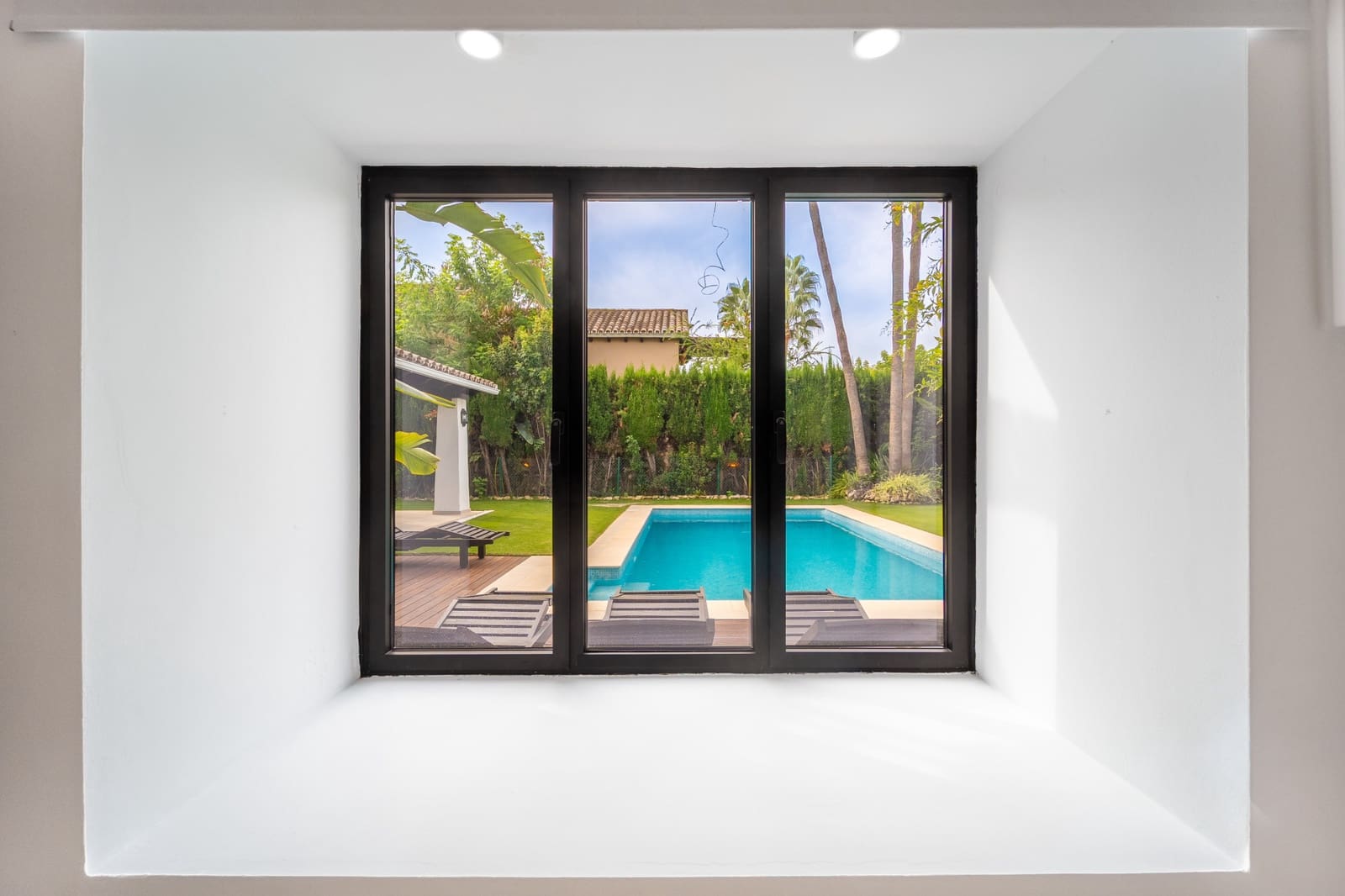4 bedroom Villa for rent in Estepona with pool garage - € 8,000 (Ref: 10158323)