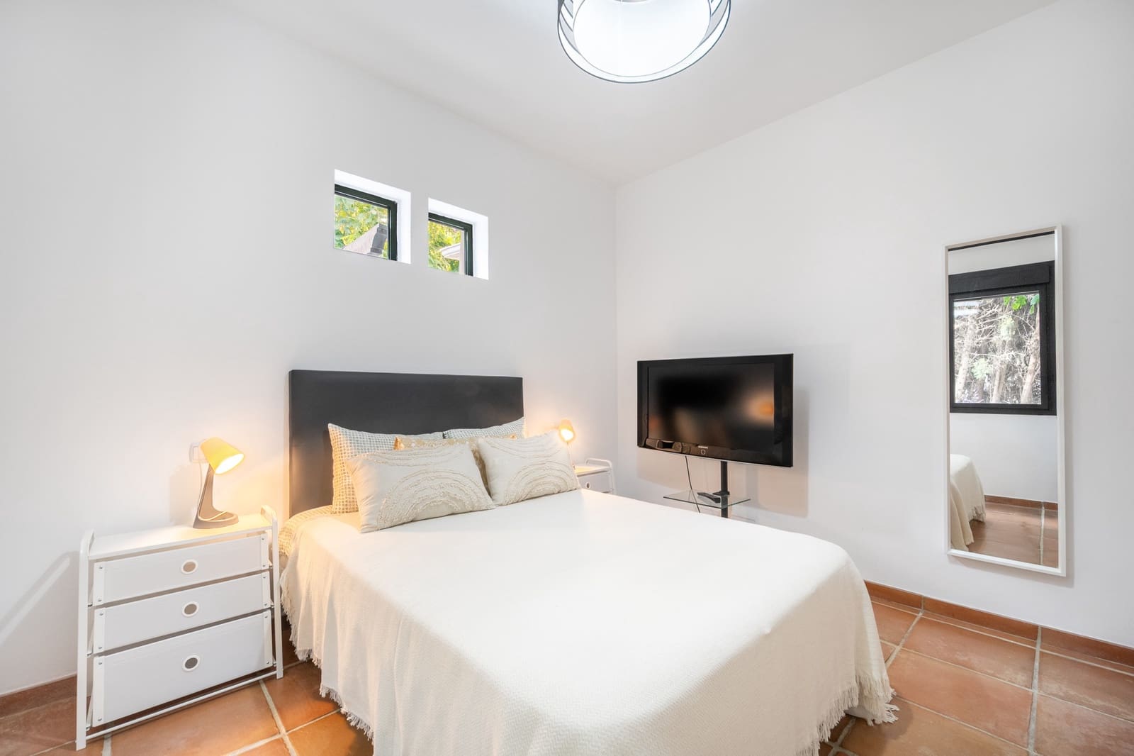 4 bedroom Villa for rent in Estepona with pool garage - € 8,000 (Ref: 10158323)