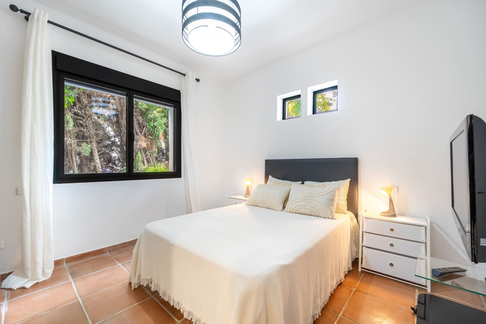 4 bedroom Villa for rent in Estepona with pool garage - € 8,000 (Ref: 10158323)