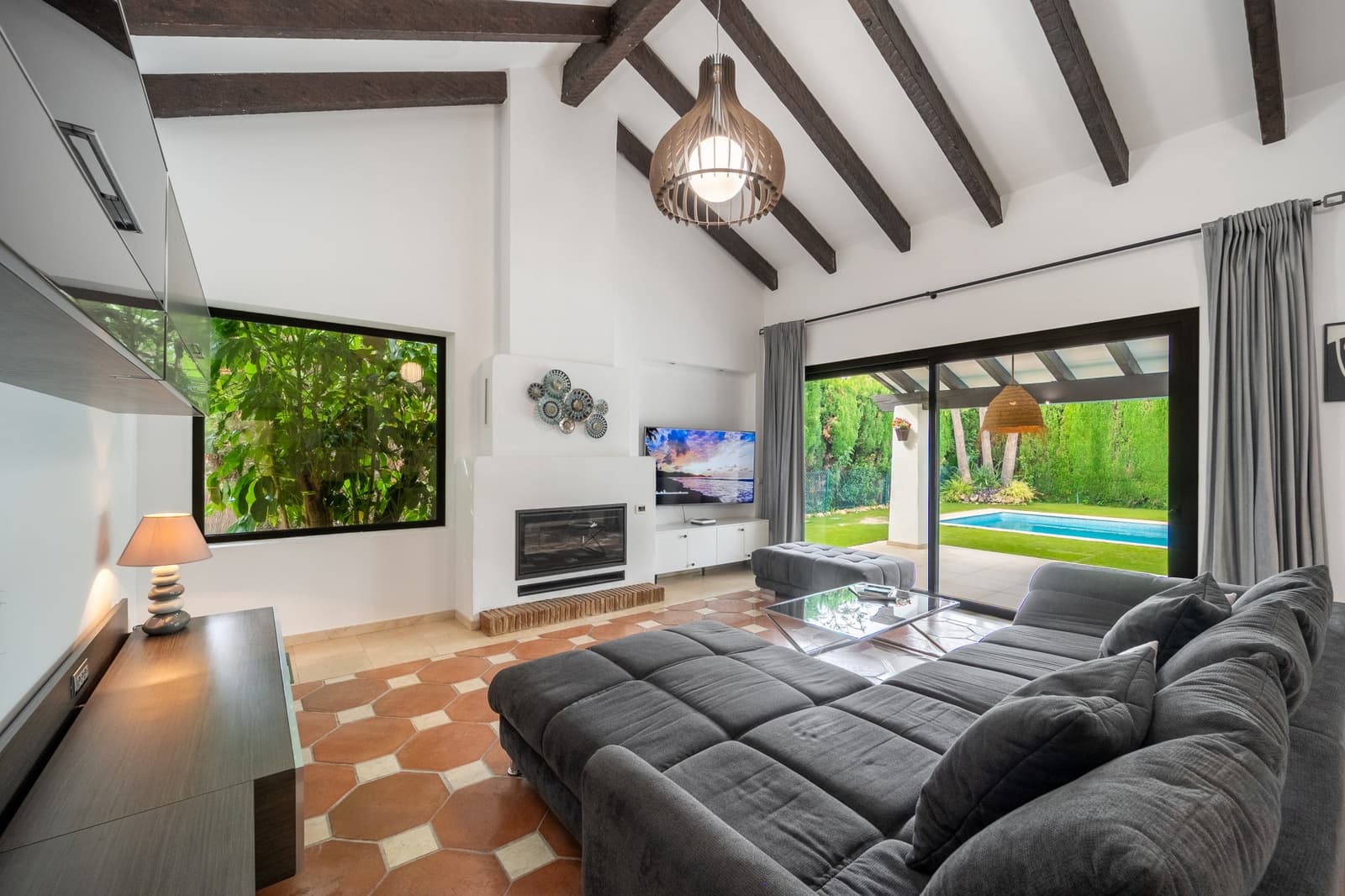 4 bedroom Villa for rent in Estepona with pool garage - € 8,000 (Ref: 10158323)
