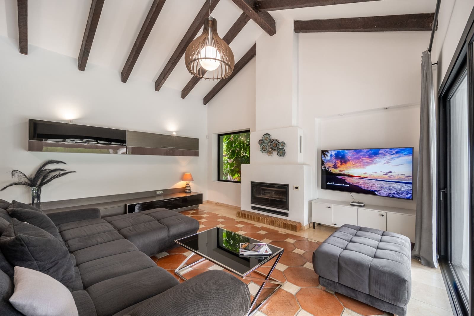 4 bedroom Villa for rent in Estepona with pool garage - € 8,000 (Ref: 10158323)