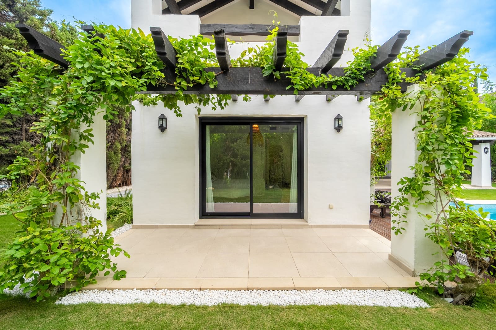 4 bedroom Villa for rent in Estepona with pool garage - € 8,000 (Ref: 10158323)