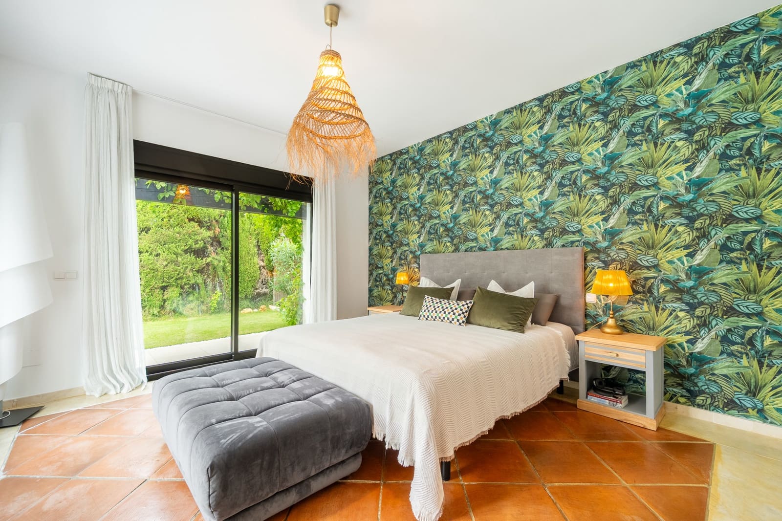 4 bedroom Villa for rent in Estepona with pool garage - € 8,000 (Ref: 10158323)