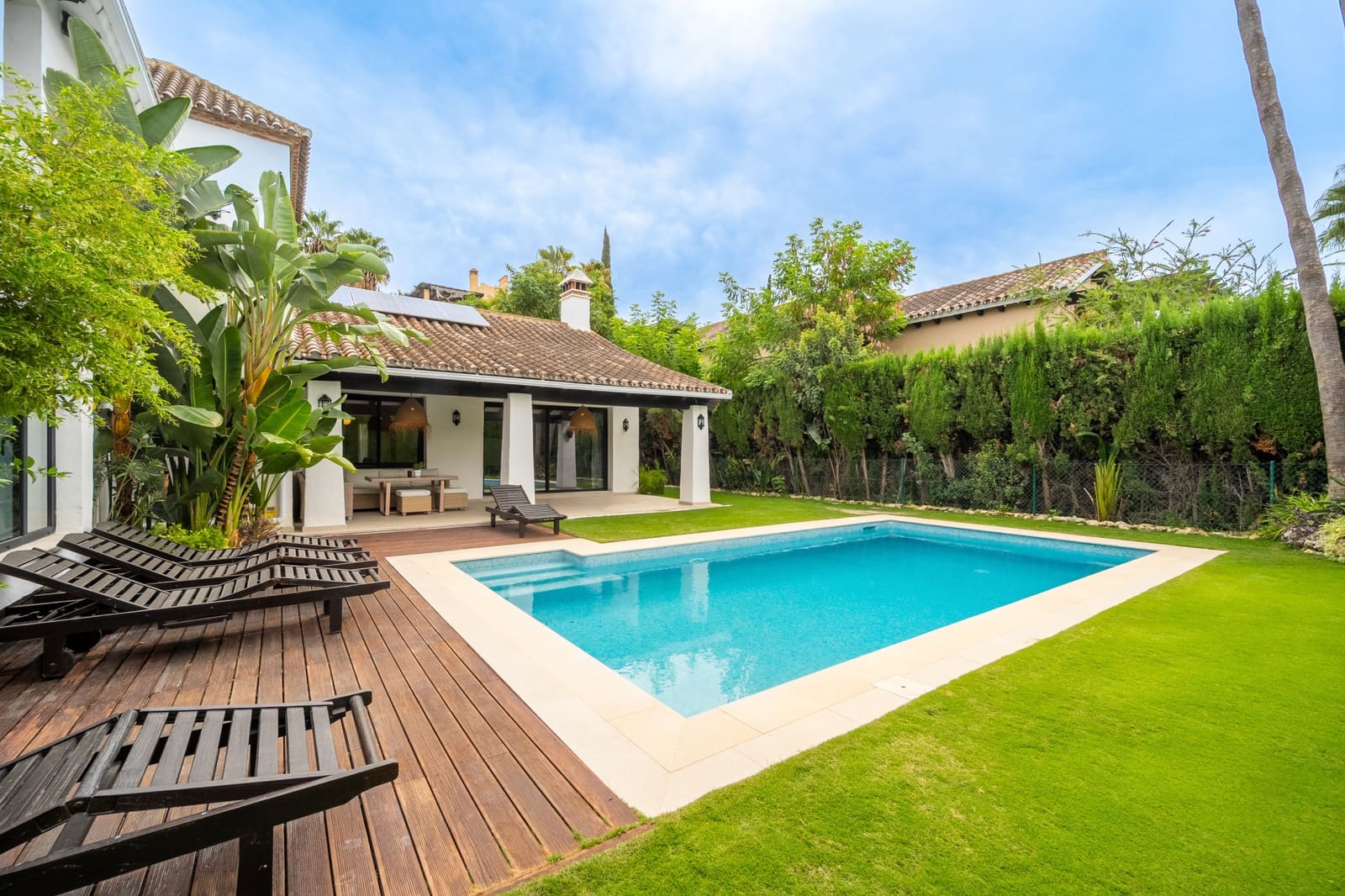 4 bedroom Villa for rent in Estepona with pool garage - € 8,000 (Ref: 10158323)