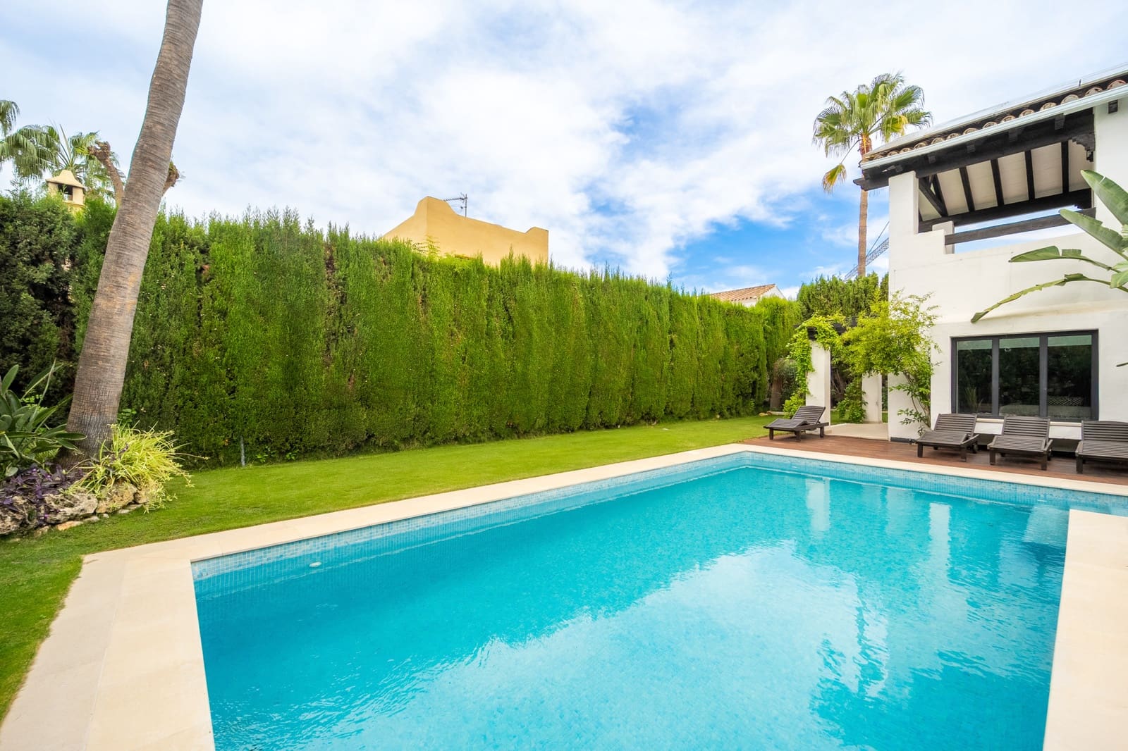 4 bedroom Villa for rent in Estepona with pool garage - € 8,000 (Ref: 10158323)