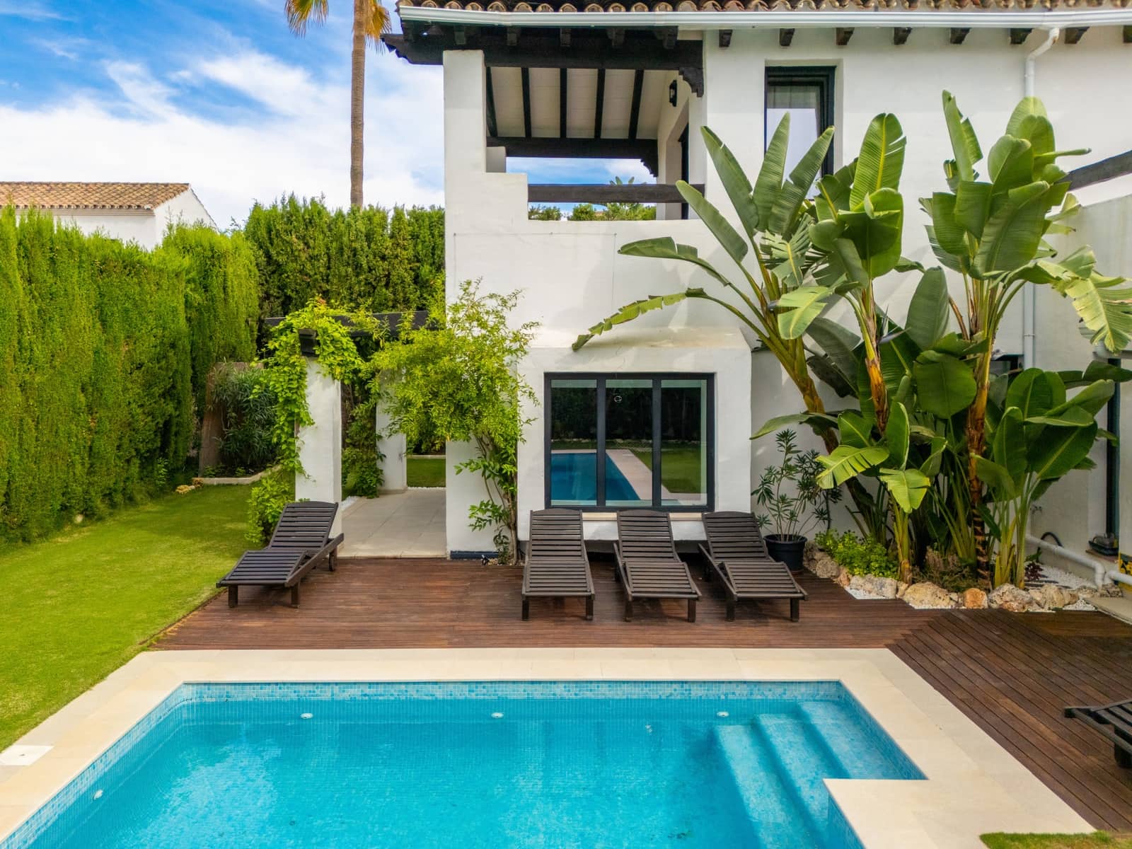 4 bedroom Villa for rent in Estepona with pool garage - € 8,000 (Ref: 10158323)