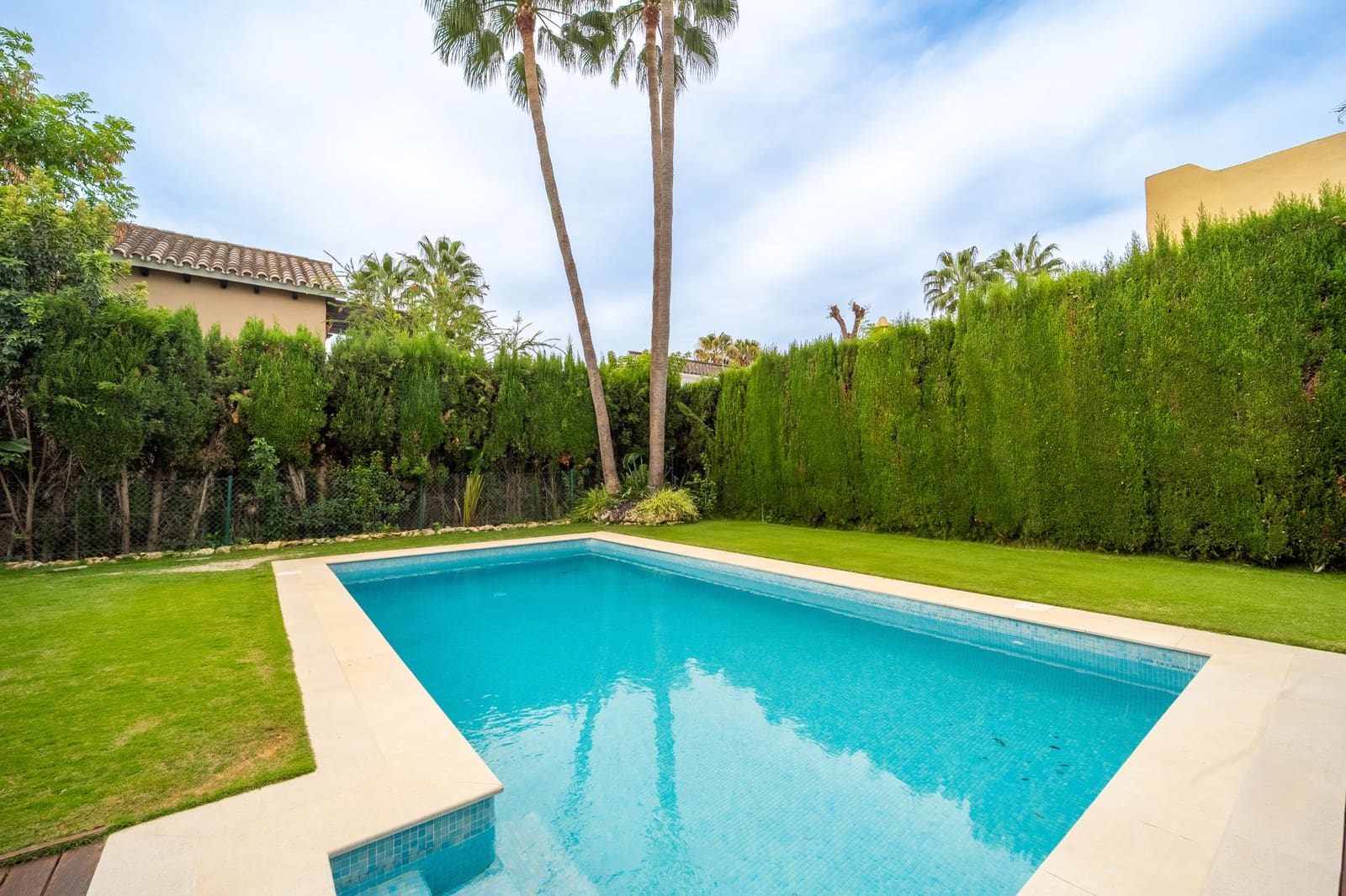 4 bedroom Villa for rent in Estepona with pool garage - € 8,000 (Ref: 10158323)