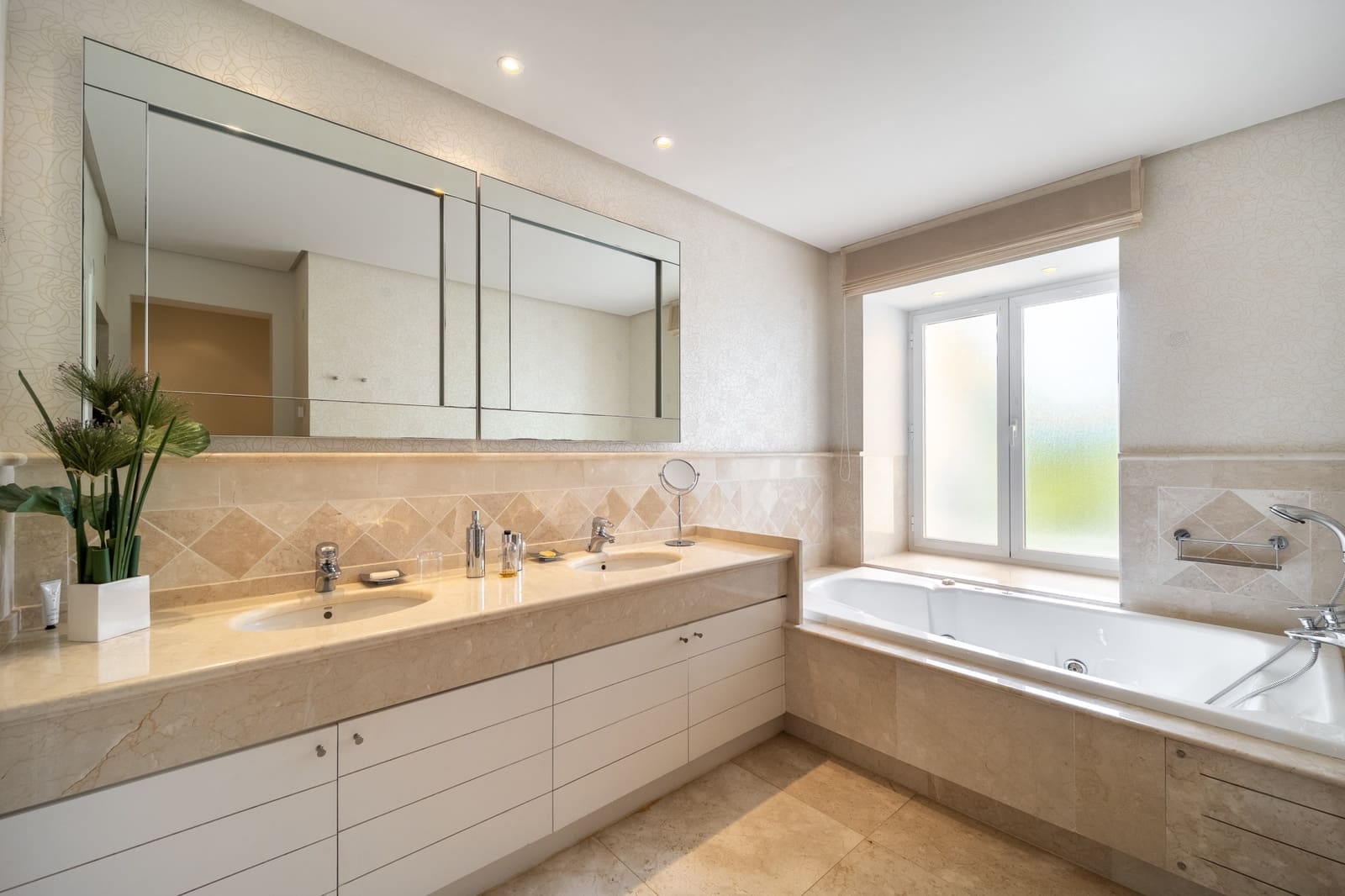2 bedroom Apartment for sale in Marbella with pool garage - € 3,950,000 (Ref: 10159273)