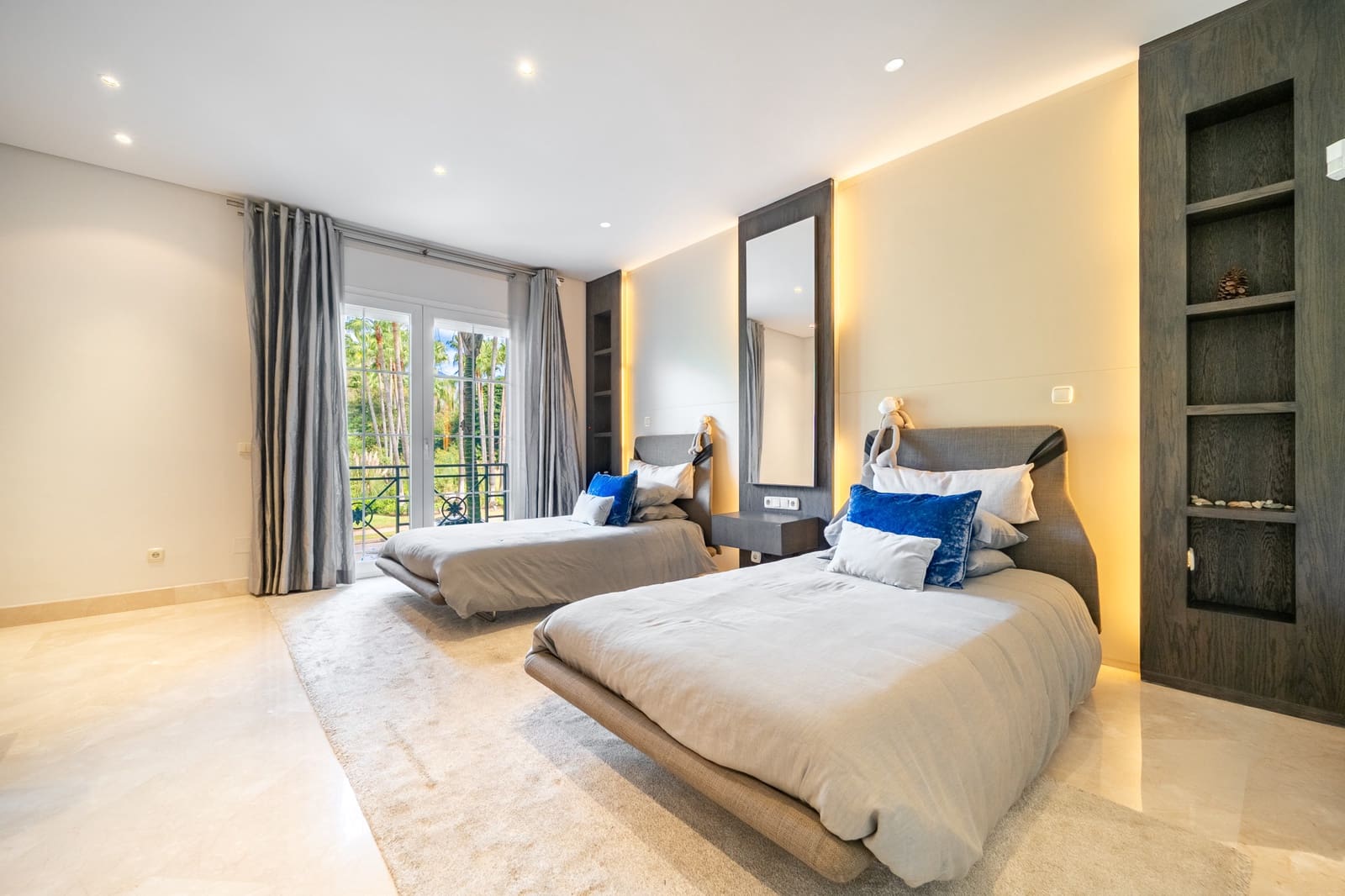 2 bedroom Apartment for sale in Marbella with pool garage - € 3,950,000 (Ref: 10159273)