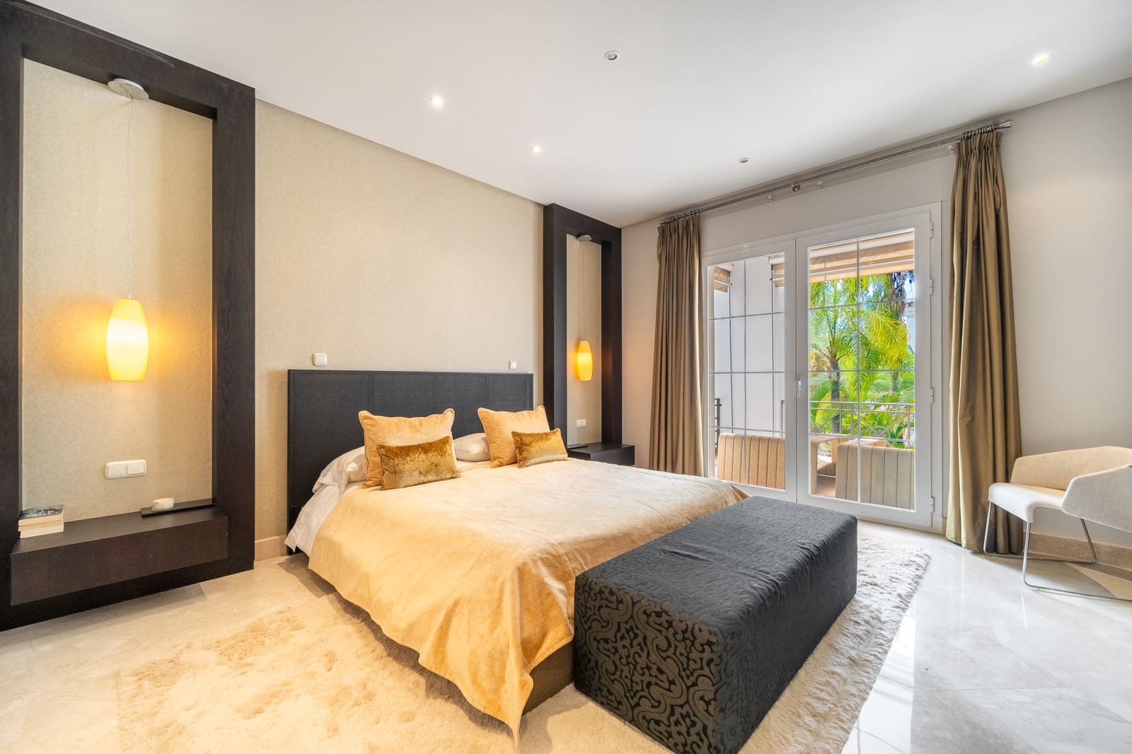2 bedroom Apartment for sale in Marbella with pool garage - € 3,950,000 (Ref: 10159273)