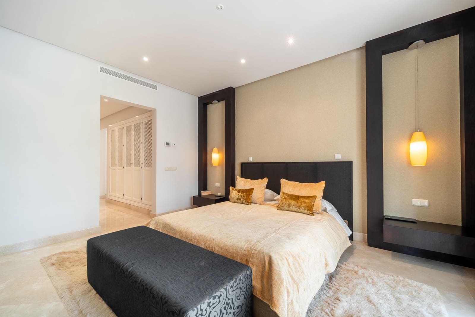 2 bedroom Apartment for sale in Marbella with pool garage - € 3,950,000 (Ref: 10159273)
