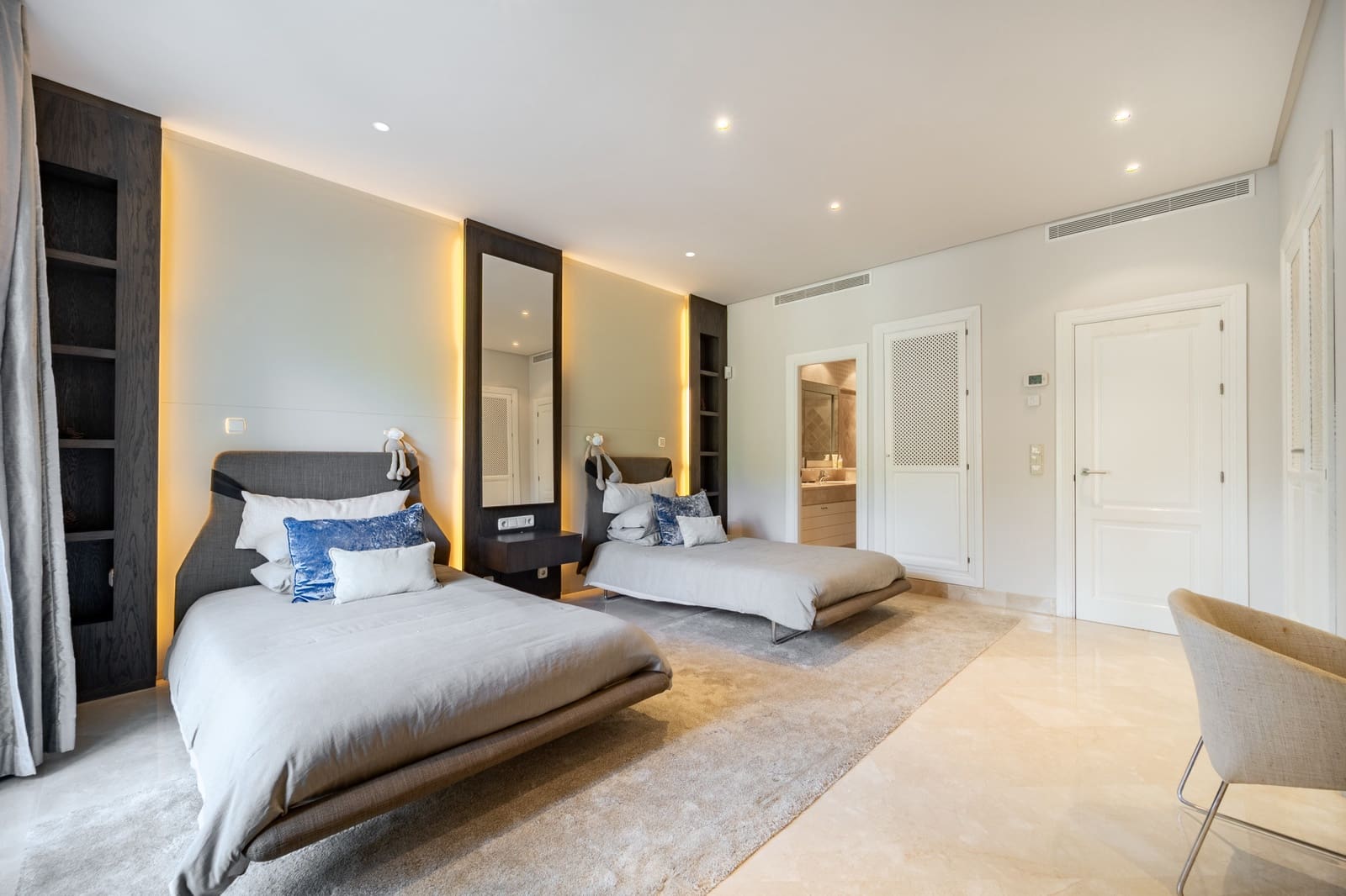 2 bedroom Apartment for sale in Marbella with pool garage - € 3,950,000 (Ref: 10159273)