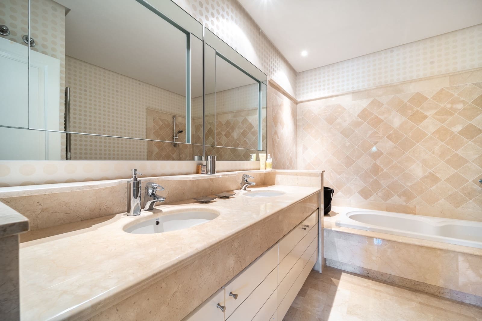 2 bedroom Apartment for sale in Marbella with pool garage - € 3,950,000 (Ref: 10159273)