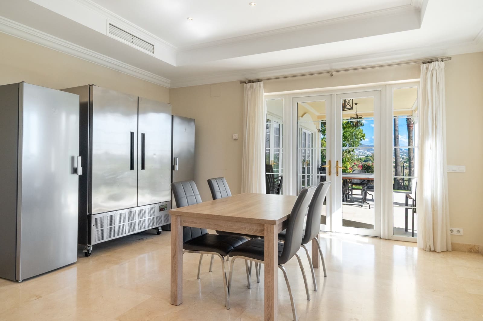 4 bedroom Villa for sale in New Golden Mile with pool garage - € 1,995,000 (Ref: 10168386)