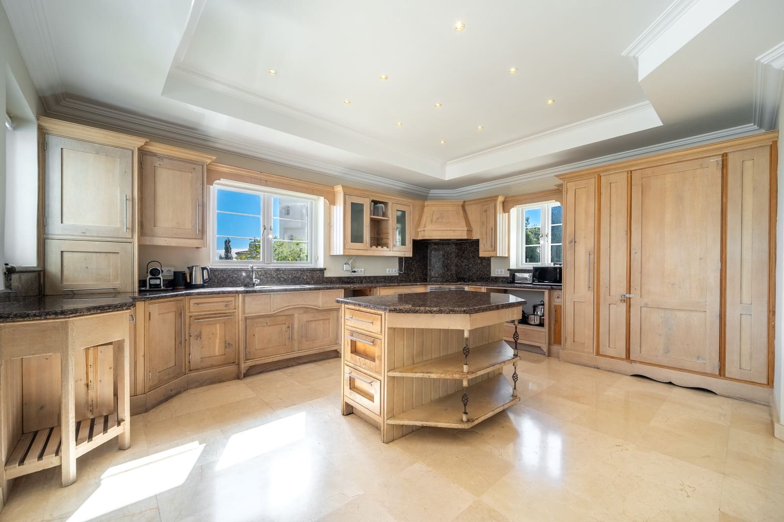 4 bedroom Villa for sale in New Golden Mile with pool garage - € 1,995,000 (Ref: 10168386)