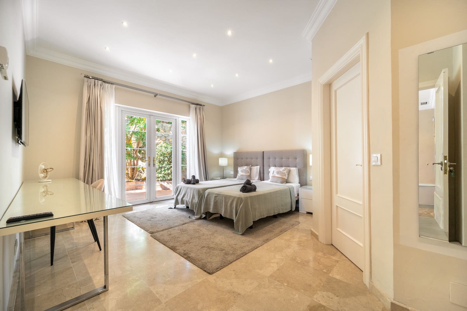 4 bedroom Villa for sale in New Golden Mile with pool garage - € 1,995,000 (Ref: 10168386)