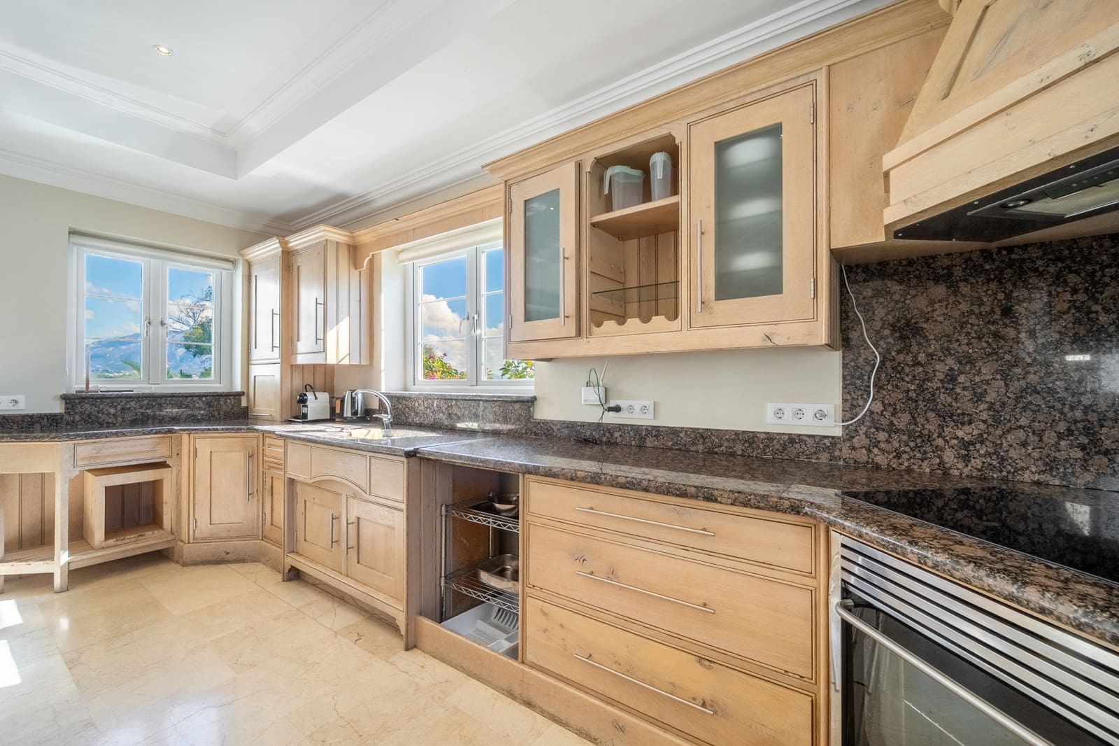 4 bedroom Villa for sale in New Golden Mile with pool garage - € 1,995,000 (Ref: 10168386)
