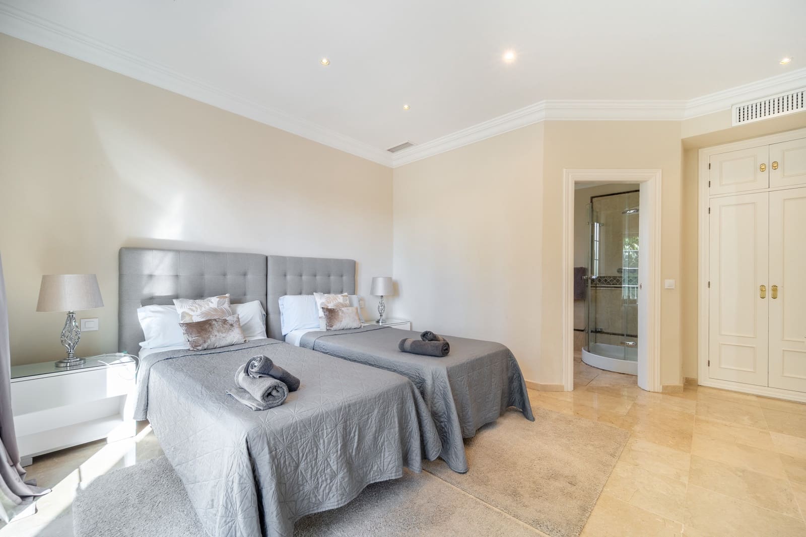 4 bedroom Villa for sale in New Golden Mile with pool garage - € 1,995,000 (Ref: 10168386)