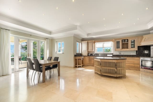 4 soveværelse Villa til salg i Nueva Atalaya, Estepona med swimmingpool garage - € 1.995.000 (Ref: 10168386)
